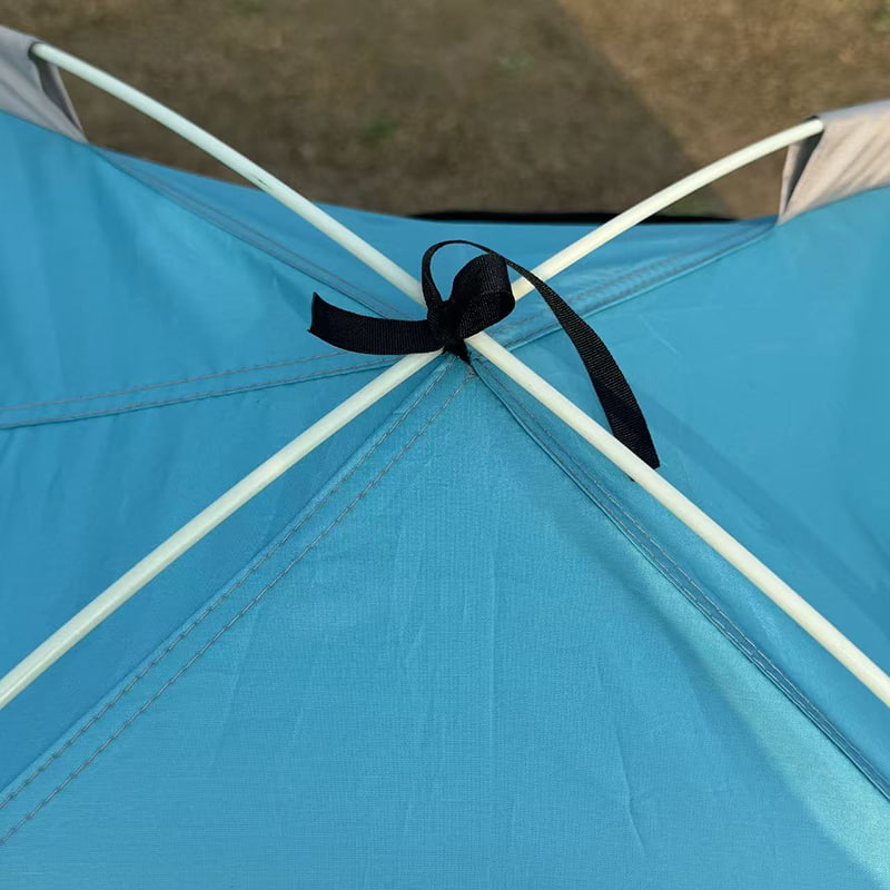 Barraca de acampamento com cama de caminhonete ao ar livre