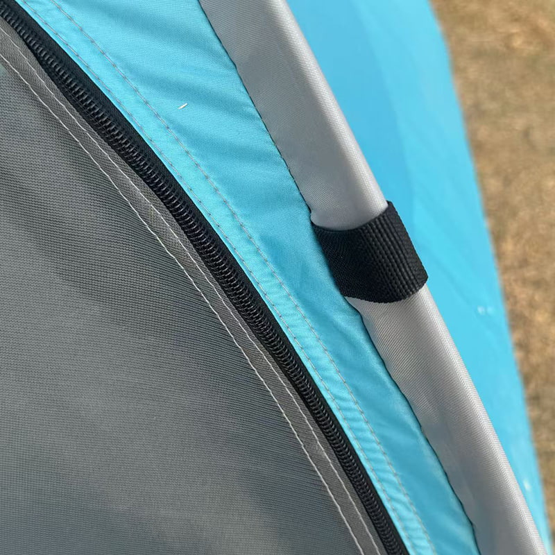 Barraca de acampamento com cama de caminhonete ao ar livre