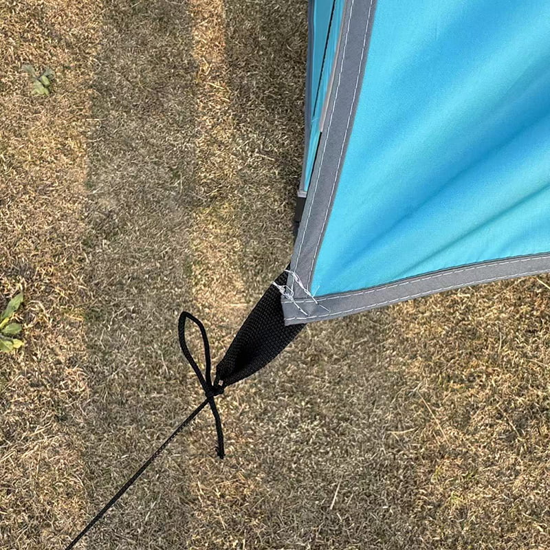 Barraca de acampamento com cama de caminhonete ao ar livre