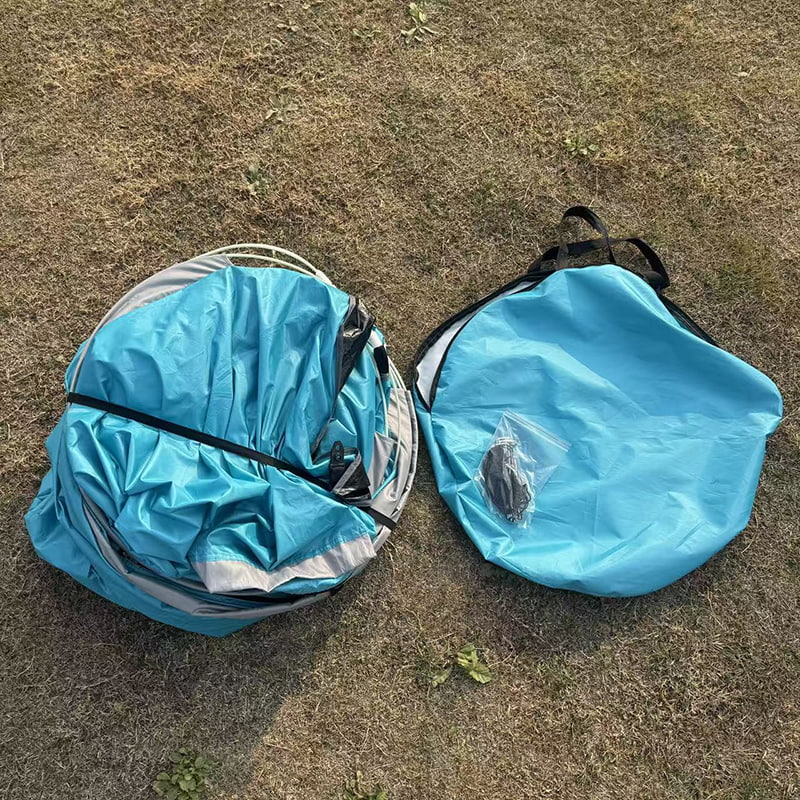 Barraca de acampamento com cama de caminhonete ao ar livre