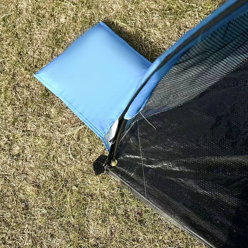 Barraca de acampamento ao ar livre na praia com tapete integrado