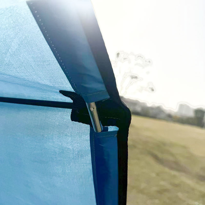 Barraca de acampamento ao ar livre na praia com tapete integrado