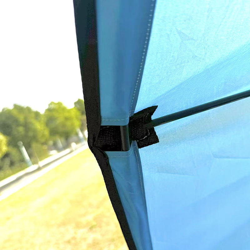 Barraca de acampamento ao ar livre na praia com tapete integrado