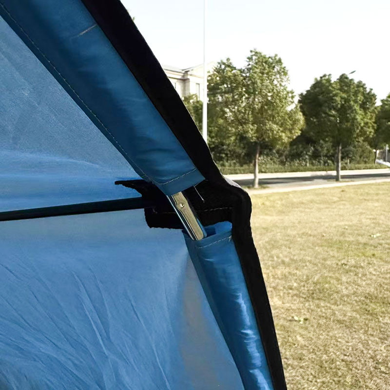 Barraca de acampamento ao ar livre na praia com tapete integrado