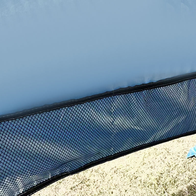 Barraca de acampamento ao ar livre na praia com tapete integrado