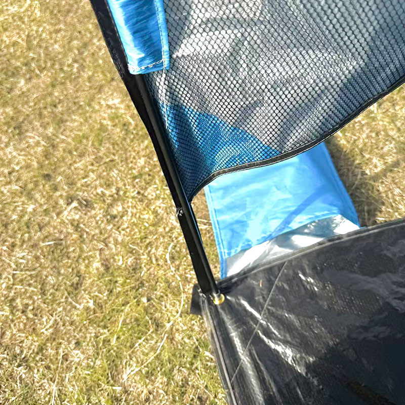 Barraca de acampamento ao ar livre na praia com tapete integrado