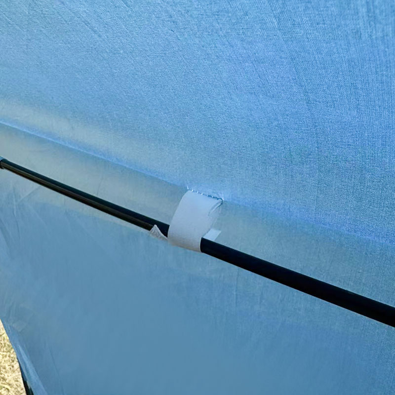 Barraca de acampamento ao ar livre na praia com tapete integrado