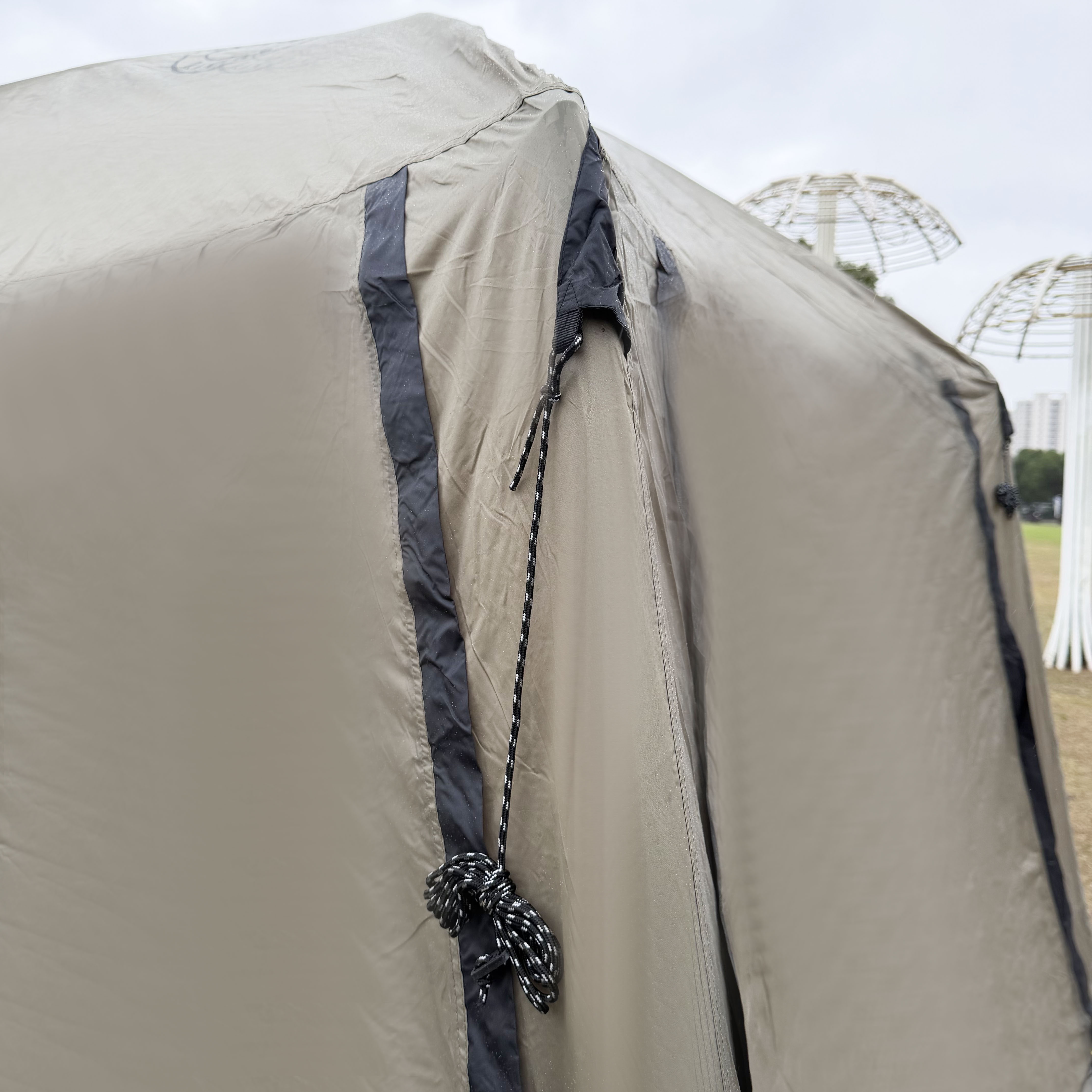 Barraca de acampamento ao ar livre de camada dupla que se conecta à parte traseira de um veículo Barraca de acampamento ao ar livre de camada dupla que se conecta à parte traseira de um veículo