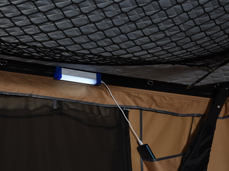 Barraca de acampamento na cobertura com escada Barraca de acampamento na cobertura com escada