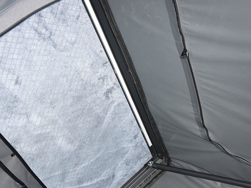 Barraca de acampamento na cobertura com escada Barraca de acampamento na cobertura com escada