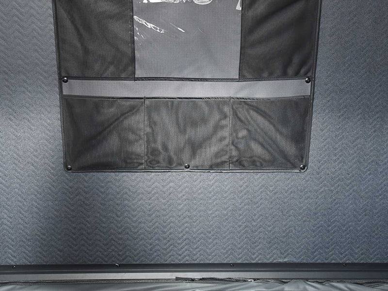 Barraca de acampamento na cobertura com escada Barraca de acampamento na cobertura com escada