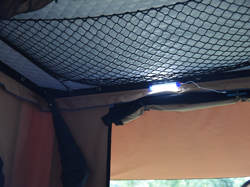 Barraca de acampamento na cobertura com escada Barraca de acampamento na cobertura com escada