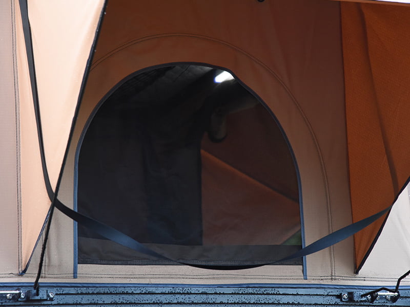 Barraca de acampamento na cobertura com escada Barraca de acampamento na cobertura com escada