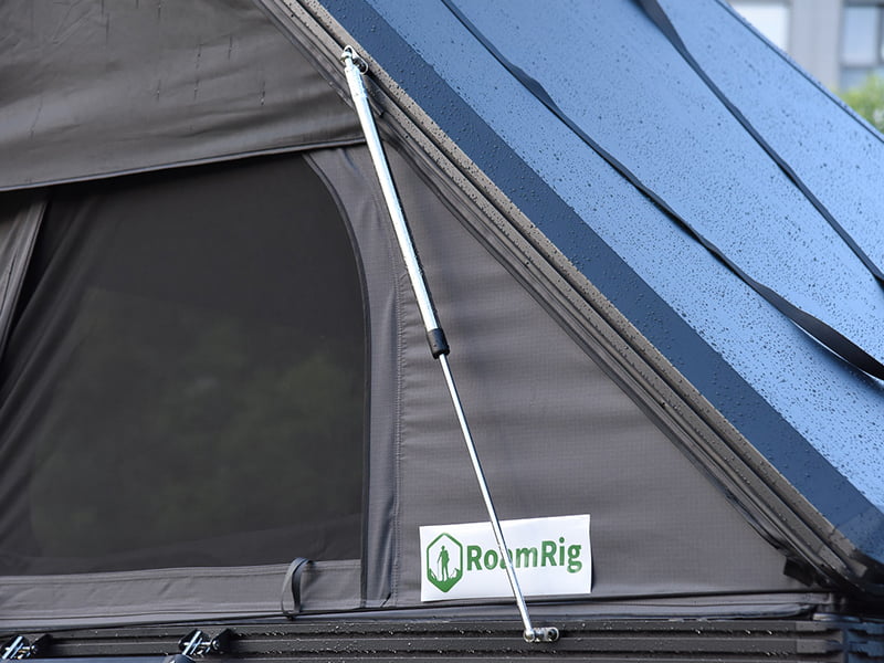 Barraca de acampamento na cobertura com escada Barraca de acampamento na cobertura com escada