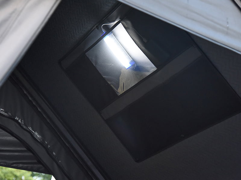 Barraca de acampamento na cobertura com escada Barraca de acampamento na cobertura com escada