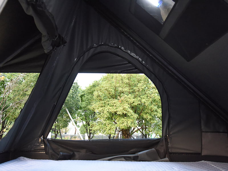Barraca de acampamento na cobertura com escada Barraca de acampamento na cobertura com escada