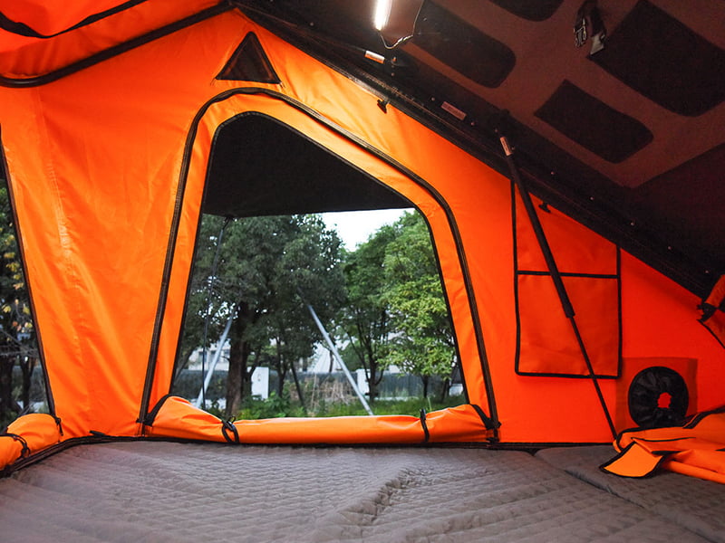 Barraca de acampamento na cobertura com escada Barraca de acampamento na cobertura com escada