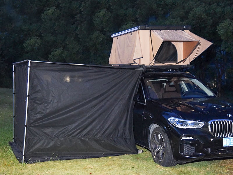Barraca de acampamento na cobertura com escada Barraca de acampamento na cobertura com escada