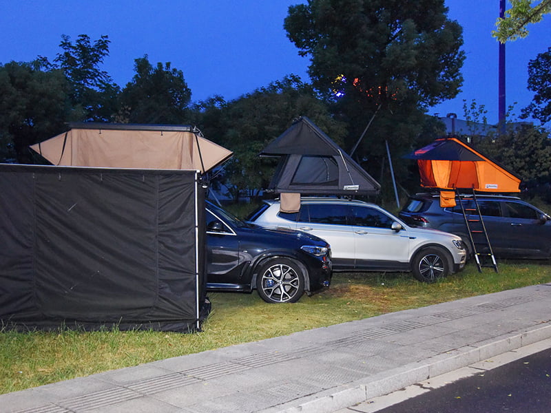 Barraca de acampamento na cobertura com escada Barraca de acampamento na cobertura com escada